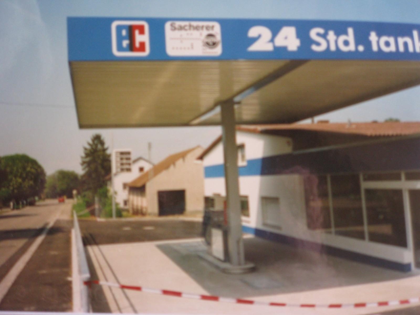 Ältere Aufnahme der Tankstelle mit 24-Stunden-Tankangebot