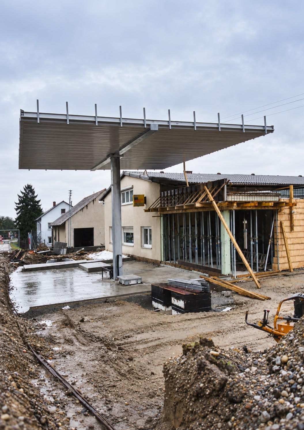 Bau des Tankstellendachs in Oberrotweil