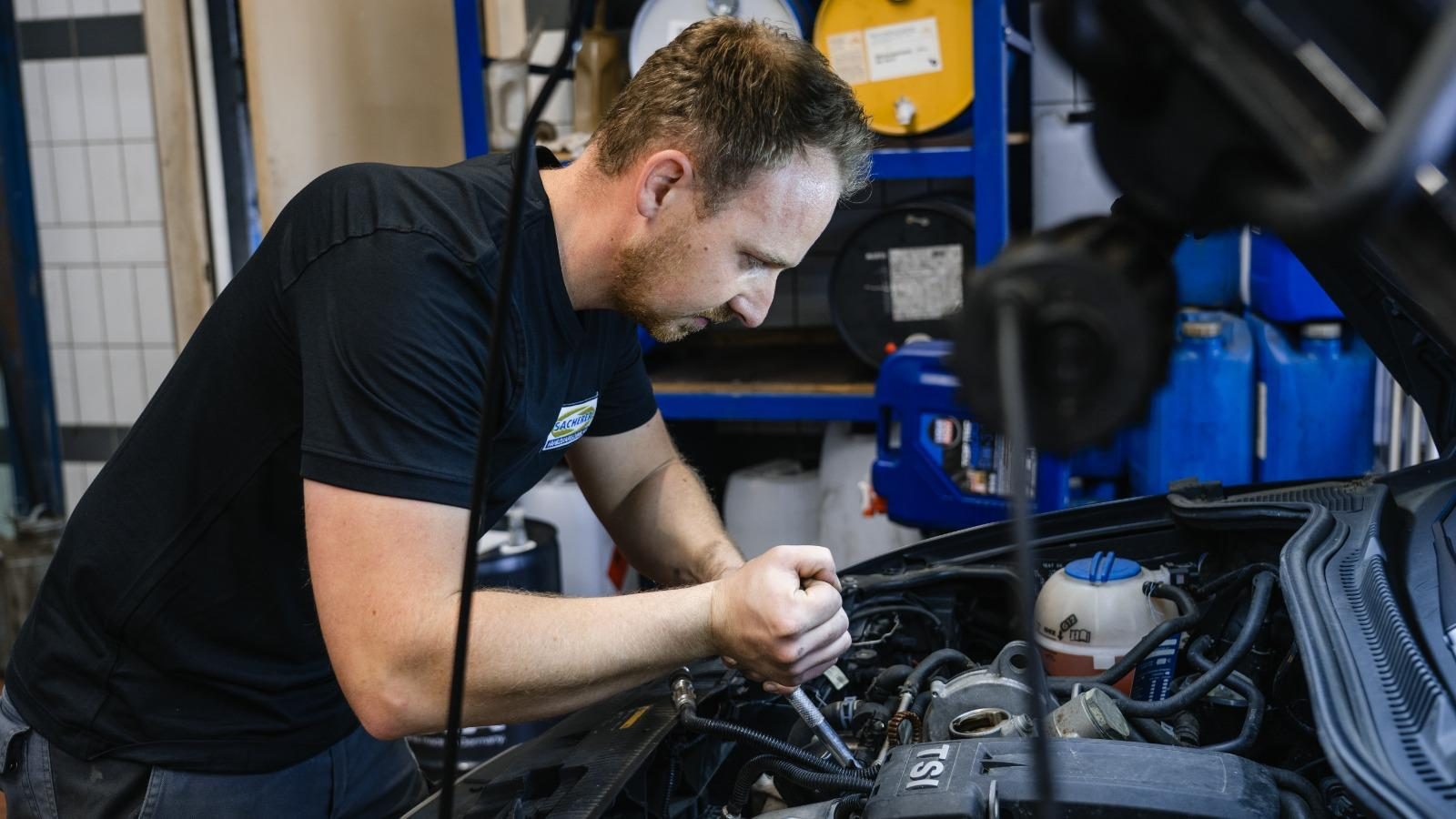 Mechaniker prüft den Motorraum eines Autos