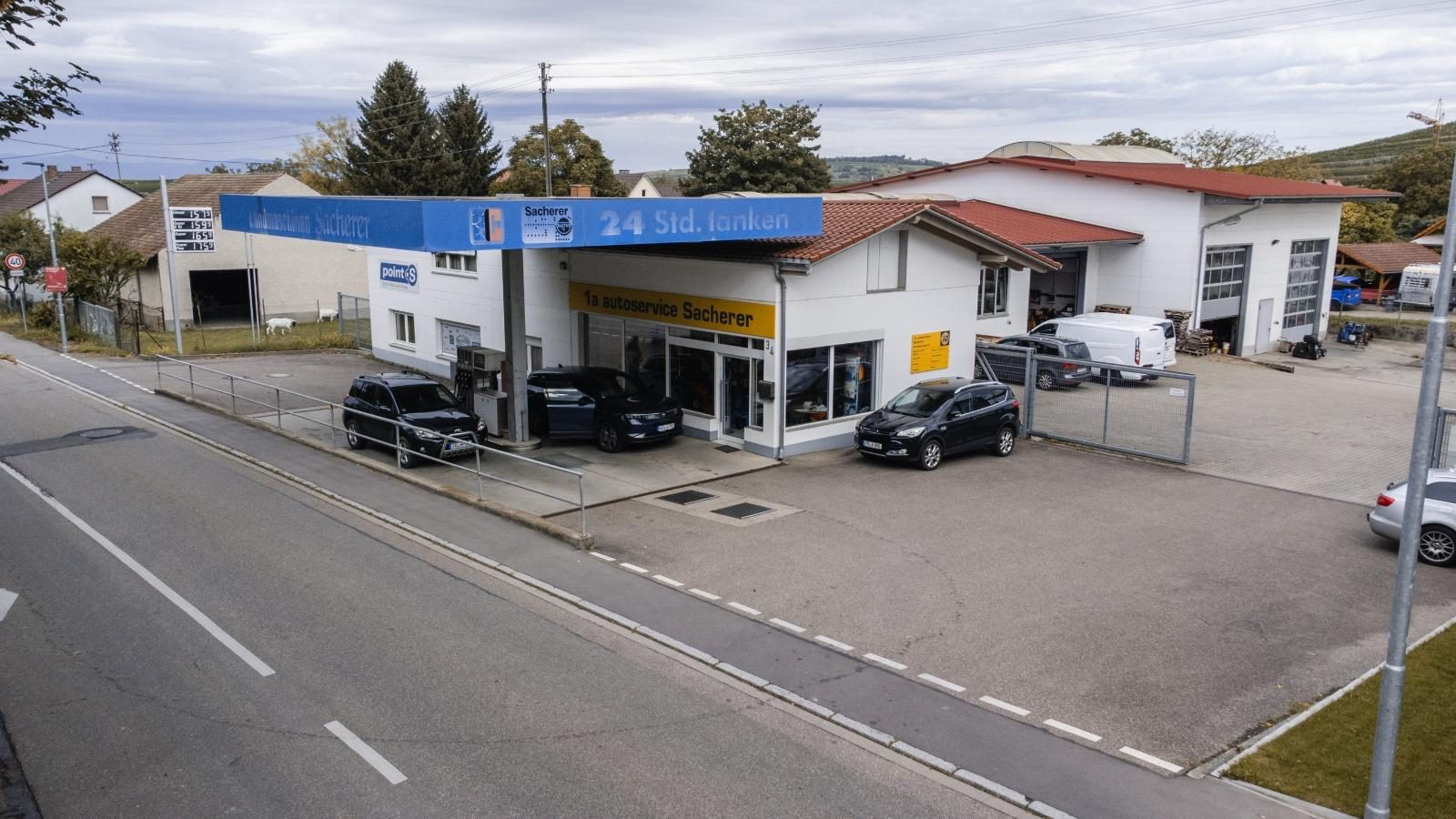 Luftbild von Tankstelle und Werkstatt in Oberrotweil