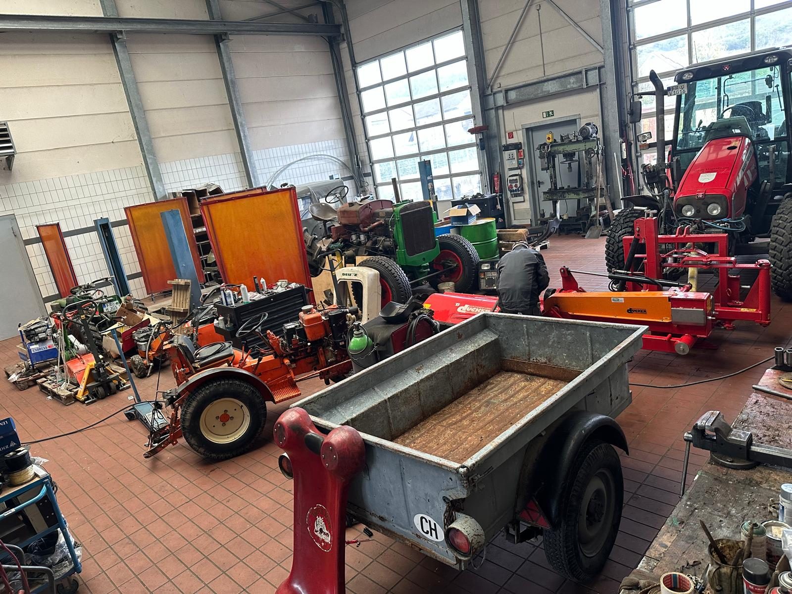 Werkstatt für Landtechnik mit Traktoren bei Sacherer Fahrzeugtechnik