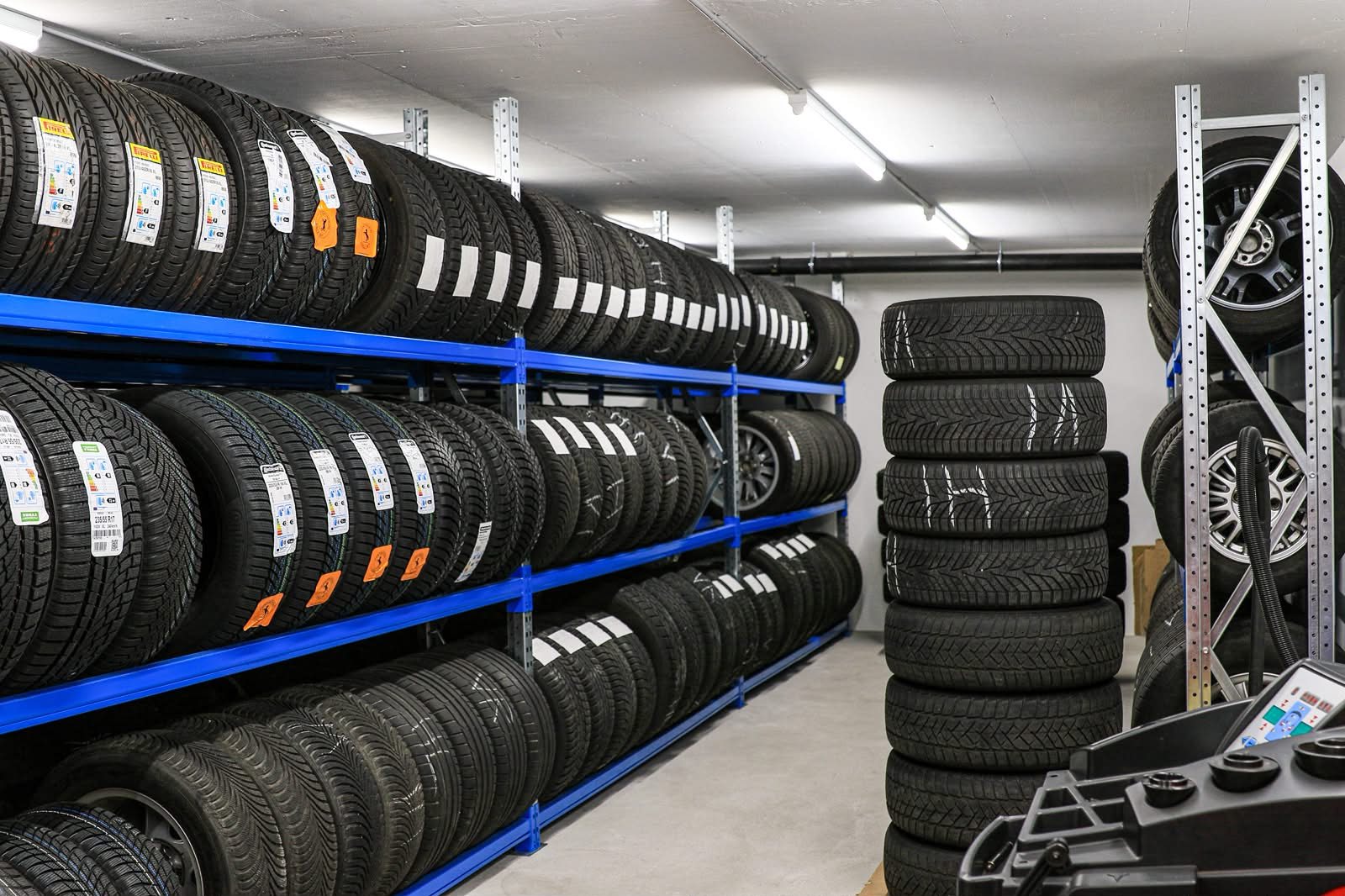 Reifenlager mit eingelagerten Sommer- und Winterreifen bei Sacherer Fahrzeugtechnik