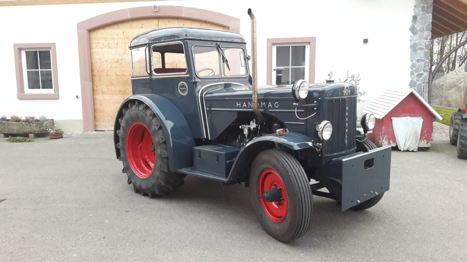 Restaurierter Hanomag Traktor mit Fahrerhaus von Sacherer Fahrzeugtechnik